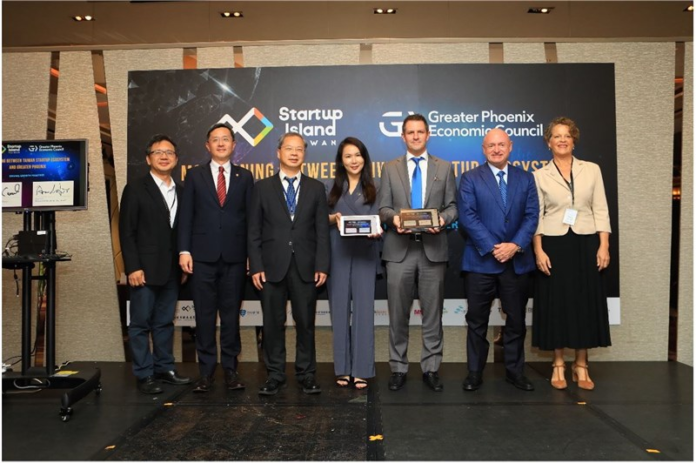 Startup Island Taiwan: U.S. Senator Mark Kelly (second right) from Arizona, Chris Camacho, president and CEO of the GPEC (third right) and NDC Minister Kung Ming-hsin (fifth right) pose for the press in Taipei