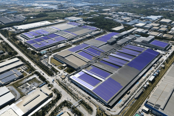 Image of Kansai Electric Power's Thailand unit installing massive solar panels, equivalent in size to over 18 football pitches